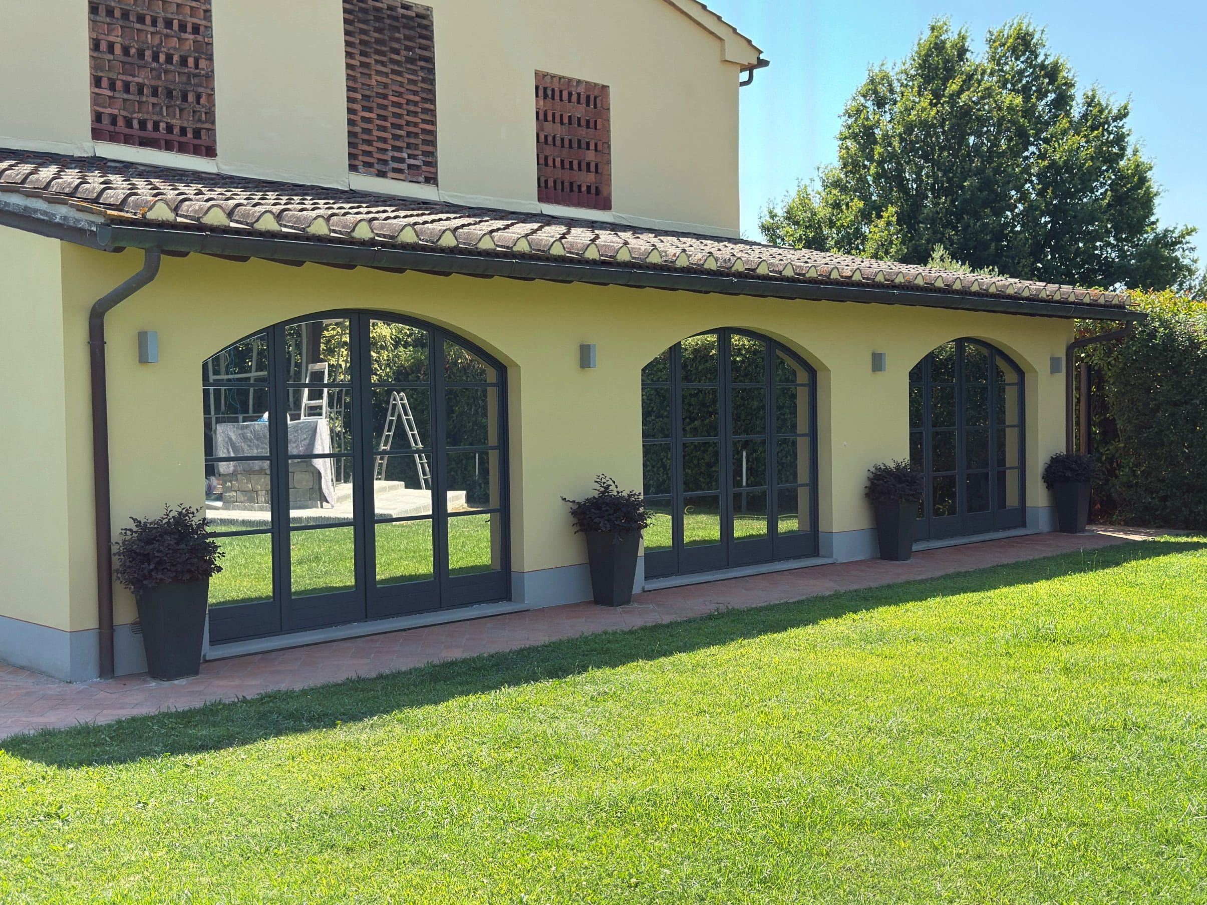 edificio trattato con pellicole per sostenibilità ambientale nelle pellicole